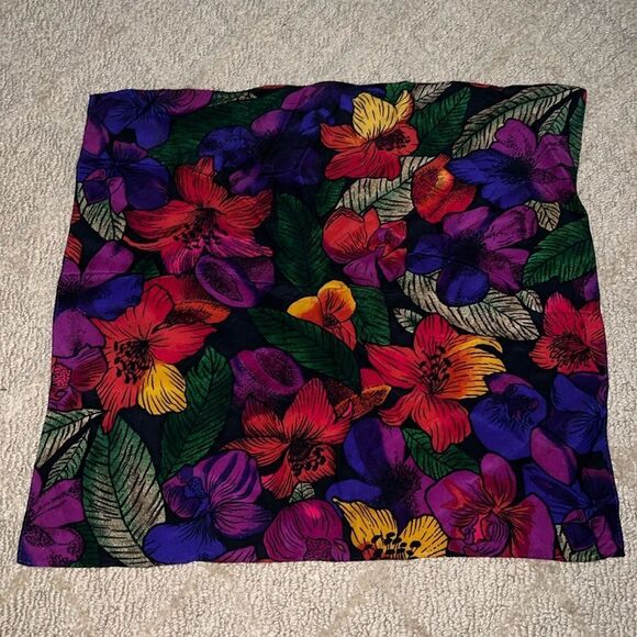 Square Scarf aprrox 16 1/2 x 15 1/2 - Picture 1 of 2